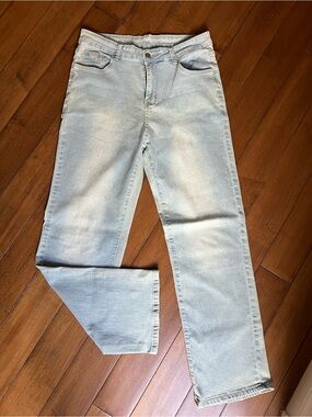 Super stretchy Women's Straight-Leg Jeans in Light Blue washed